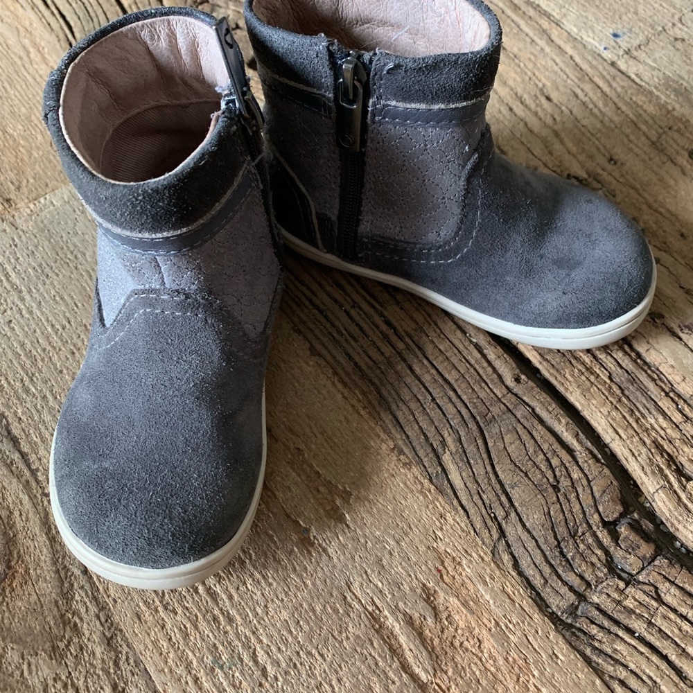 Toddler gray boots size 5.5 EUC